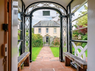 Casa de autocares de 5 dormitorios y 200 años de antigüedad con jardín frontal privado