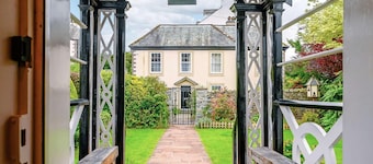 5 Bedroomed 200 Year Old Coach House With Private Front Garden