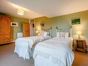 5 habitaciones, tabla de planchar con plancha y cuna de viaje 
