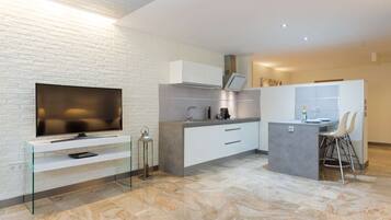 Réfrigérateur, micro-ondes, four, cafetière/bouilloire