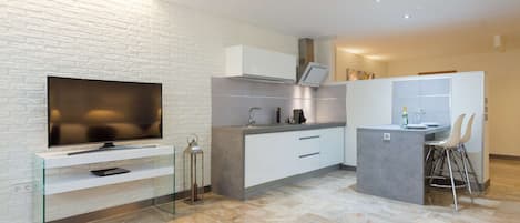 Jääkaappi, mikroaaltouuni, uuni, kahvin-/teenkeitin