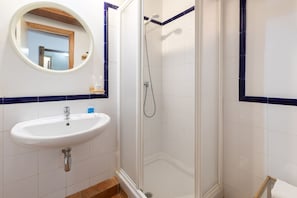 Shower, hair dryer, towels, shampoo - A (VA020) TH Plaça del Pilar (Valencia / València)