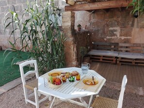 Outdoor dining - Mallorquin style house. With Terrace and Garden (200m2) with solarium (Santanyí)