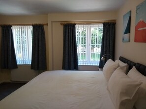 Bàn, màn/rèm cản sáng, truy cập Internet không dây miễn phí 