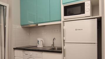 Frigorífico, microondas, placa de cocina y cafetera o tetera