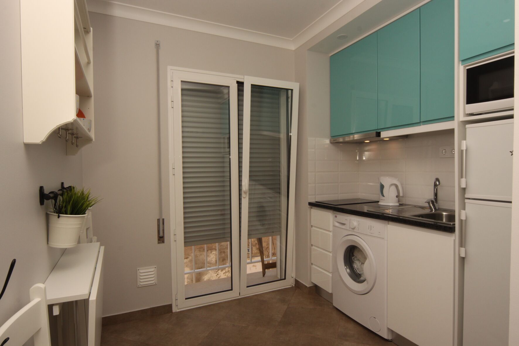 Kühlschrank, Mikrowelle, Herdplatte, Wasserkocher mit Kaffee-/Teezubehör