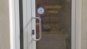 En glasdörr med ett metallhandtag och en etikett som visar att den är "ren och säker".