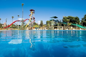 A water park with a pool, slides, and a Ferris wheel. - Villa Regine. Salou. 100 beach, private pool, air conditioning ,wifi free, BBQ  (Salou)