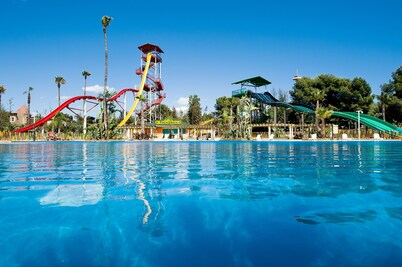 Villa Regine. Salou. 100 beach, private pool, air conditioning ,wifi free, BBQ