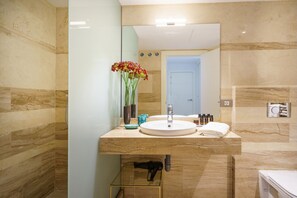 Shower, hair dryer, towels