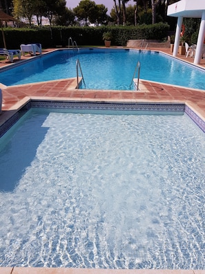 Piscina externa, espreguiçadeiras