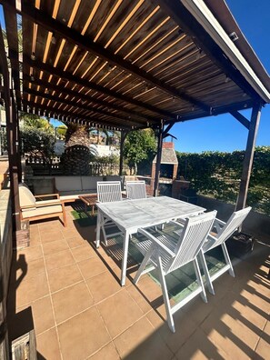 Outdoor dining - 🌴HOUSE WITH PRIVATE POOL AND GARDEN, BARBECUE AND INTERNET 🌊 🌿 (Calafell)