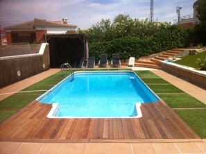 Outdoor pool - 🌴HOUSE WITH PRIVATE POOL AND GARDEN, BARBECUE AND INTERNET 🌊 🌿 (Calafell)