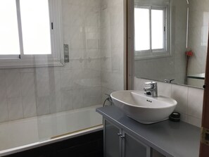 Bathtub, hair dryer, towels, soap - 🌴HOUSE WITH PRIVATE POOL AND GARDEN, BARBECUE AND INTERNET 🌊 🌿 (Calafell)