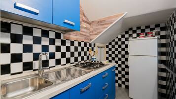 Réfrigérateur, micro-ondes, four, plaque de cuisson