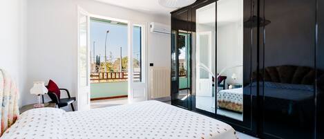 3 bedrooms, in-room safe, iron/ironing board, travel cot