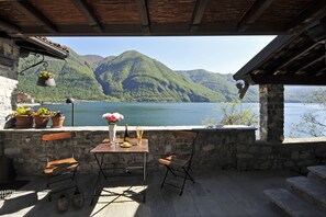 Outdoor dining - La Torre Di Porlezza, Porlezza, Italy (Porlezza)