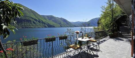 تناول الطعام بالخارج