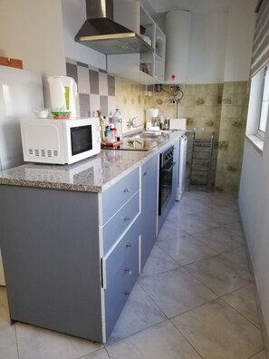 Fridge, microwave, oven, stovetop - Open Space - Charneca view (Charneca de Caparica)
