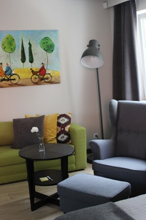 Traditional Studio Suite (4) | Living area