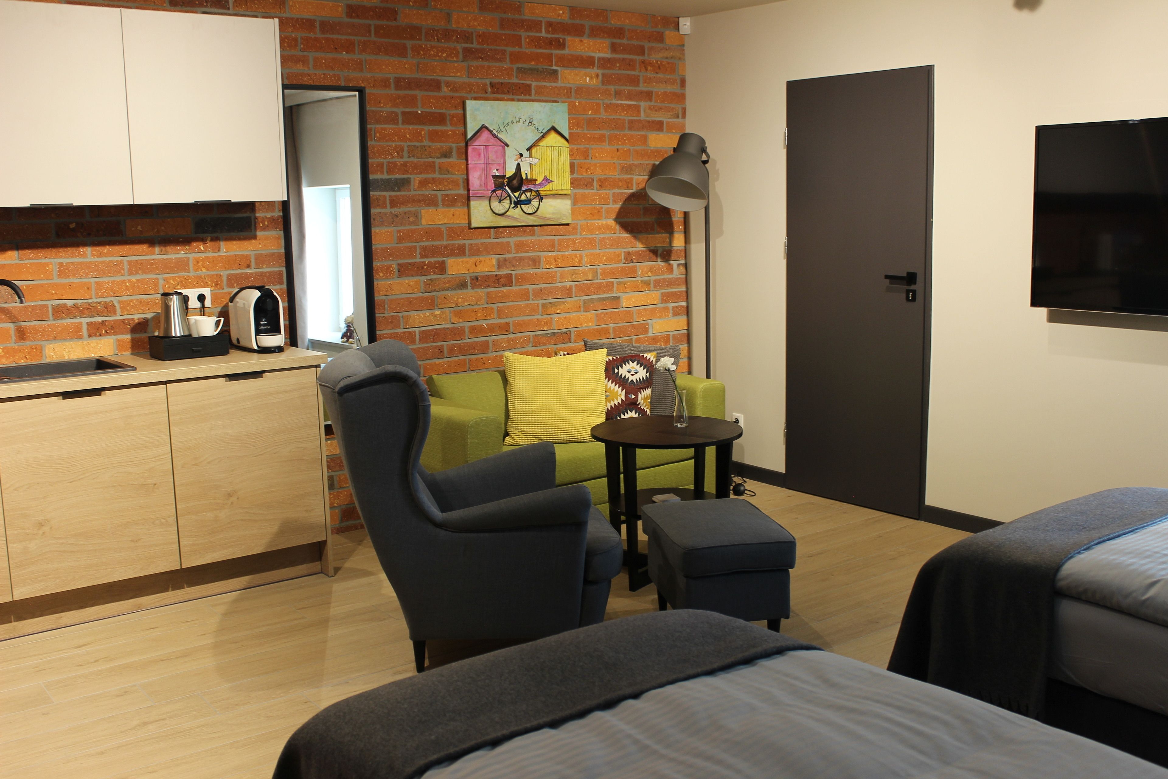 传统开间套房 (6) | 起居区 | 平板电视