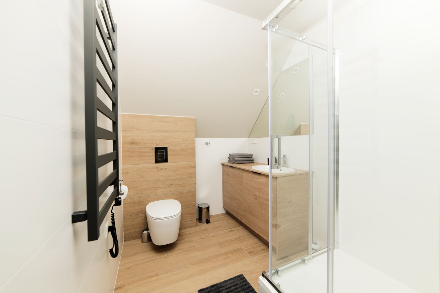 Une salle de bain moderne équipée de toilettes, d’un lavabo et d’une douche.