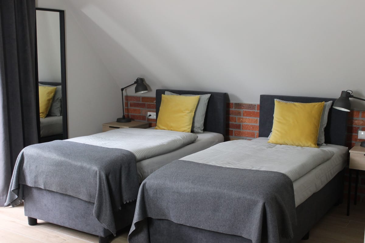 Tabla de planchar con plancha, wifi gratis y ropa de cama