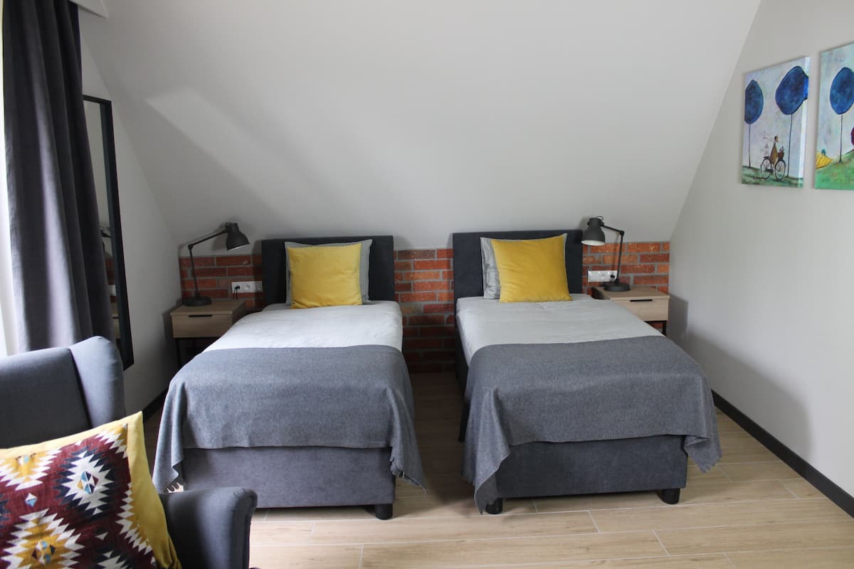 Tabla de planchar con plancha, wifi gratis y ropa de cama