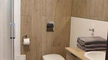 Studio Suite Tradisional (1) | Kamar mandi | Shower, perlengkapan mandi gratis, pengering rambut, dan handuk