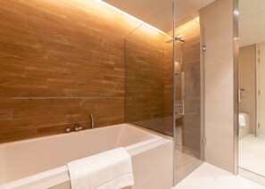 Appartement, 1 chambre, vue sur l’océan | Salle de bain | Articles de toilette (gratuits), séchoir à cheveux, serviettes fournies