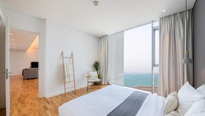 Appartement, 1 slaapkamer, uitzicht op zee | 2 slaapkamers, een kluis op de kamer, verduisterende gordijnen