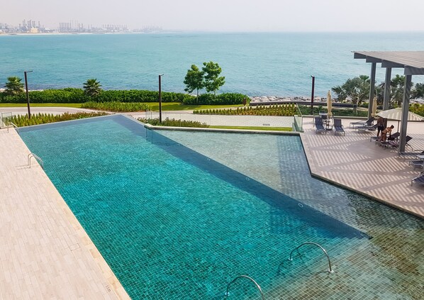 Outdoor pool - Maison Privee - Stunning Sea Views on Dubai’s New Luxury Island (Dubai)