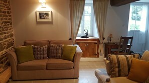 Smart TV, fireplace, DVD player, books