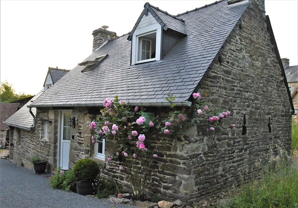 Exterior - "Le Cerisier" Holiday Cottages, Champsecret (Champsecret)