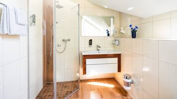 Dusche, Handtücher, Toilettenpapier