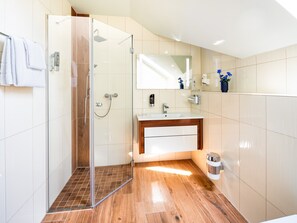Dusche, Handtücher, Toilettenpapier