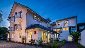 A hotel with a sign reading "KRISTALL Hotel Restaurant" and "FETTEHENNE". - Kristallhotel Fettehenne (Leverkusen)