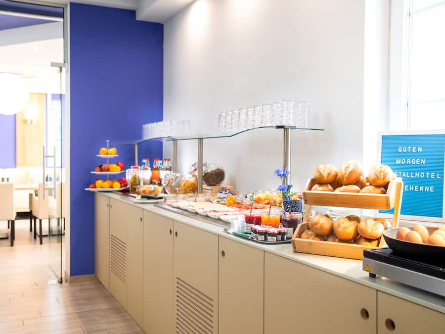 Tägliches Frühstücksbuffet (14 EUR pro Person)
