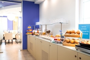 Café da manhã com buffet todos os dias mediante uma taxa