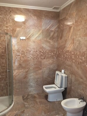 Deluxe Villa, Multiple Beds, Non Smoking | Bathroom