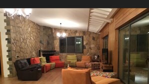 Villa Deluxe, Plusieurs lits, non-fumeur | Aire de séjour | Téléviseur à écran plat, foyer