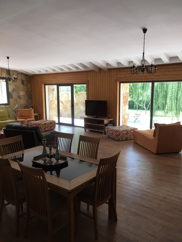 Villa Deluxe, plusieurs lits, non-fumeurs | Restauration dans la chambre