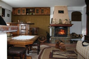 Habitación doble, 1 cama matrimonial, chimenea | Área de sala de estar | Televisión