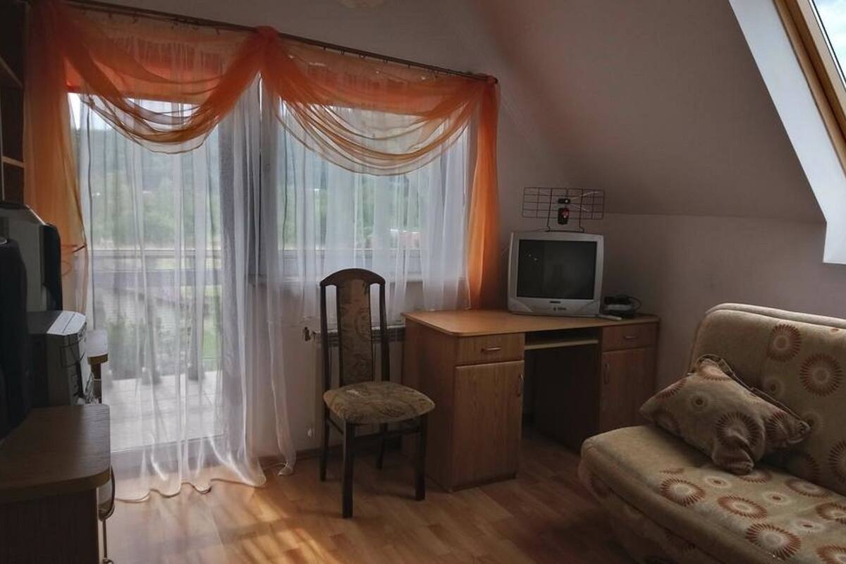 Habitación doble, 1 cama doble, balcón | Zona de estar | Una televisión