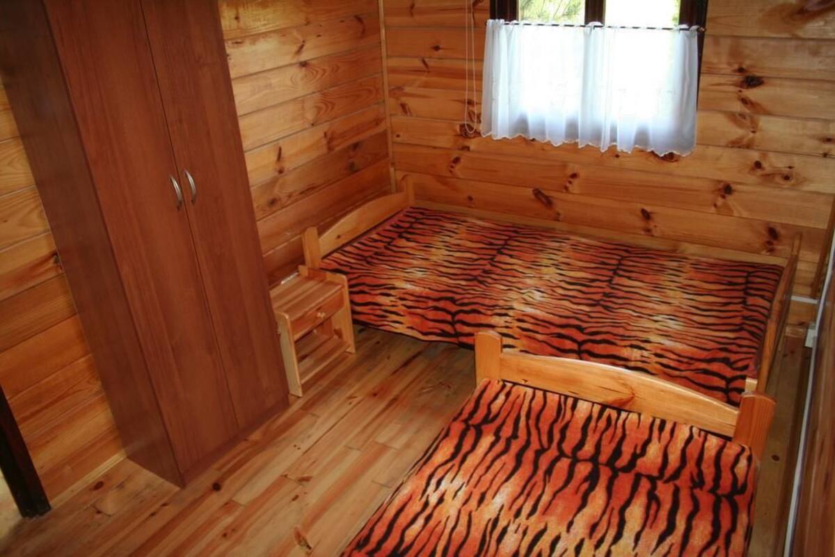 Camas supletorias, wifi gratis, ropa de cama