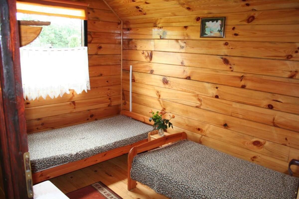 Camas supletorias, wifi gratis, ropa de cama