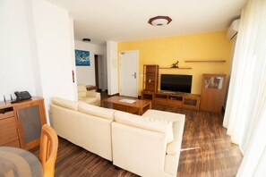 Deluxe Apartment, 3 Bedrooms | Minibar, in-room safe, desk, soundproofing - Blue Marlin Hotel (São Vicente)