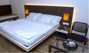 1 bedroom, in-room safe, desk - Hotel Samudra City (Alibag)