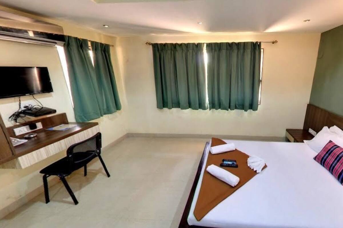 Classic Room | 1 bedroom, in-room safe, desk