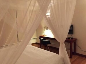 Executive Suite | Blackout drapes, rollaway beds, free WiFi, bed sheets